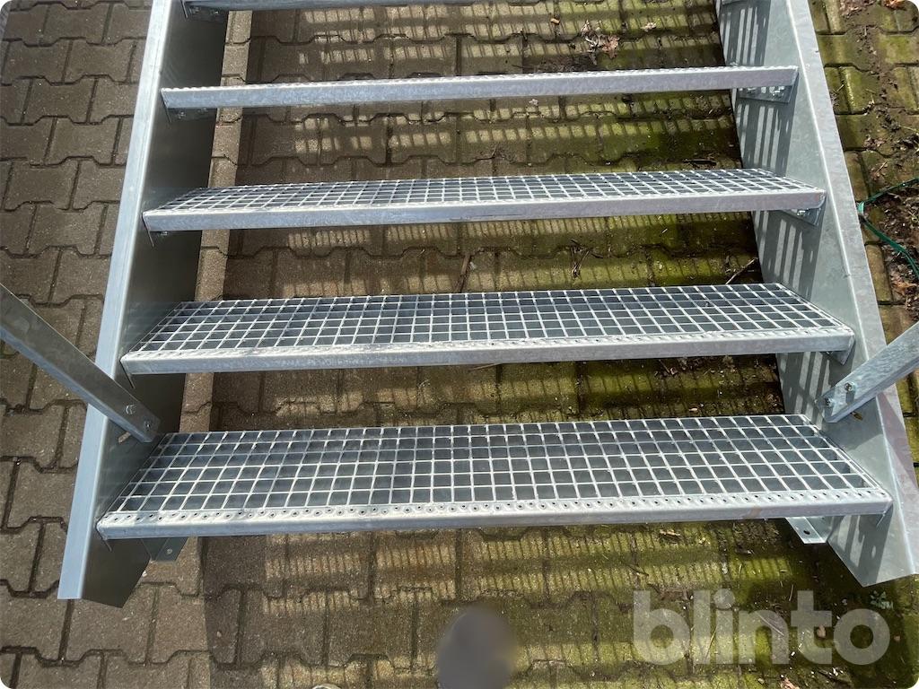 Stahltreppe Stahltreppe mit beidseitigem Geländer Unused